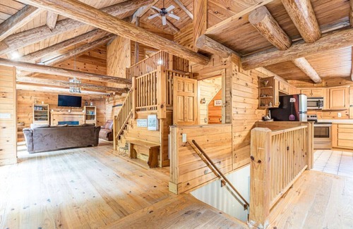 Dahlonega House | Cozy Retreat with a Hot Tub!