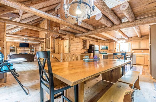 Dahlonega House | Cozy Retreat with a Hot Tub!