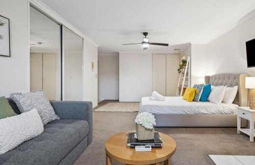 Crows Nest Apartment | Cozy Retreat with Balcony in Crows Nest