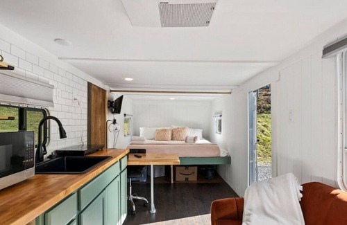 Marshall House | Cozy Retro Glamper | 20 mins to Asheville & great hiking