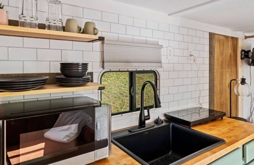 Marshall House | Cozy Retro Glamper | 20 mins to Asheville & great hiking