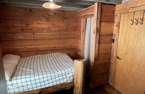 Havana Cabin | Cozy river retreat on the Illinois River with beach access!