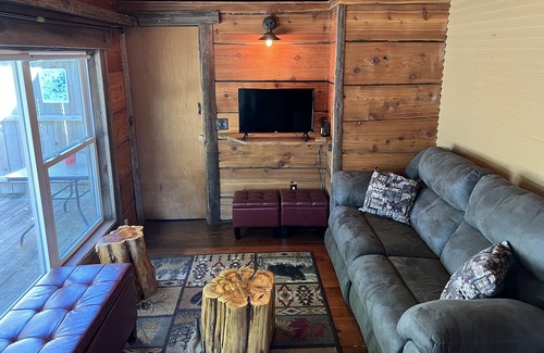 Havana Cabin | Cozy river retreat on the Illinois River with beach access!