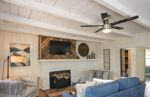 Franklin House | Cozy River Retreat w/ Private Beach within 20 minutes of the city
