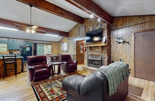 Ellijay Cabin | Cozy riverfront home with tubes, fishing, full kitchen & peaceful views