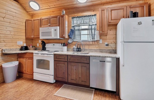Walland Cabin | Cozy riverside cabin, hottub, fire-pit, fishing, tubing, relaxing