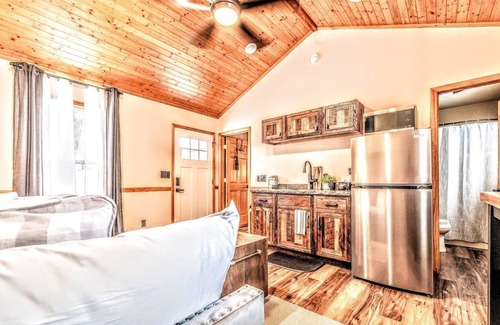 Wisconsin Dells Cabin | Cozy Romantic Getaway - Cabin on WI River in Wisconsin Dells
