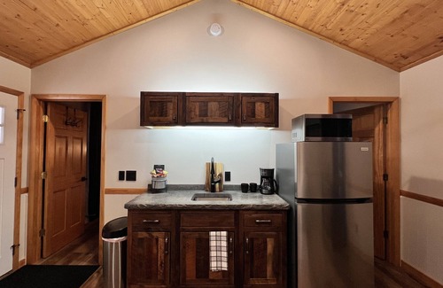 Wisconsin Dells Cabin | Cozy Romantic Getaway - Cabin on WI River in Wisconsin Dells