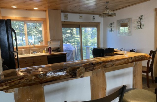 Tahoe Paradise House | Cozy, Romantic & Quiet! Off Pioneer Trail! Close to all amenities!