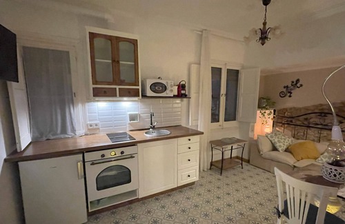 Sant Feliu de Guixols Apartment | Cozy Room Gecko. With full bathroom, kitchenette, and independent access.