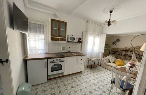 Sant Feliu de Guixols Apartment | Cozy Room Gecko. With full bathroom, kitchenette, and independent access.