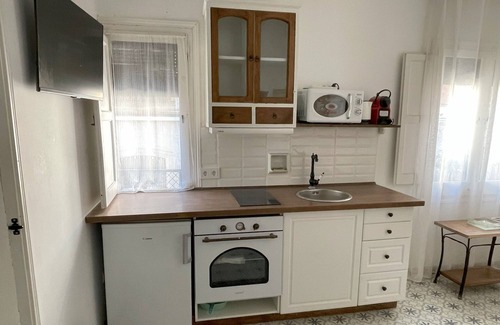 Sant Feliu de Guixols Apartment | Cozy Room Gecko. With full bathroom, kitchenette, and independent access.
