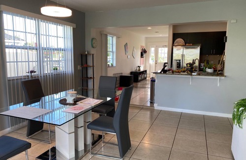 West Park House | Cozy Room in Lakefront Home - West Park