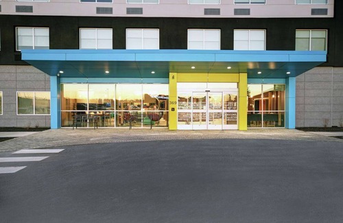 South Portland House | Cozy Room Next to the Airport w/2 Beds - Free Hot Breakfast & Shuttle