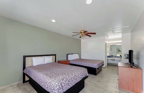 Eastside Promise Neighborhood Hotel | Cozy Room Offering Free Breakfast Near DT San Antonio - Ideal for Business Trips