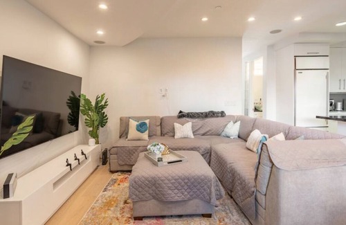 Lower Pacific Heights Condo | Cozy Room with a Private Bath and a Patio in Pac Heights