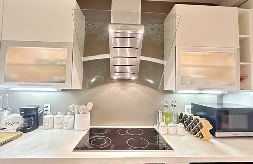 Lower Pacific Heights Condo | Cozy Room with a Private Bath and a Patio in Pac Heights