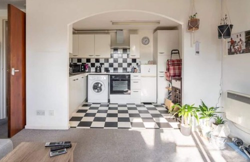 Yiewsley Apartment | Cozy room, with cinema projector - 6 minutes to the Elizabeth line