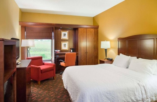 Carlisle Hotel | Cozy Room with Free Breakfast and Movies – Ideal for Army War College Visitors