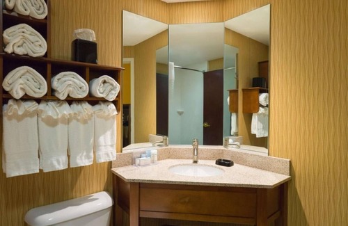 Carlisle Hotel | Cozy Room with Free Breakfast and Movies – Ideal for Army War College Visitors