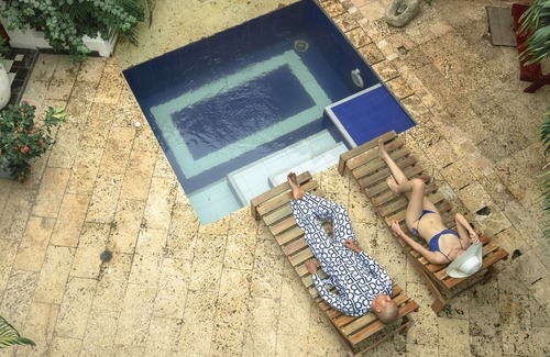 Historic Center House | Cozy Room With Pool at a Colonial House