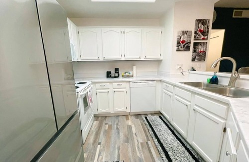 Lake Biltmore Village Condo | Cozy Room with the Lake access and near restaurant