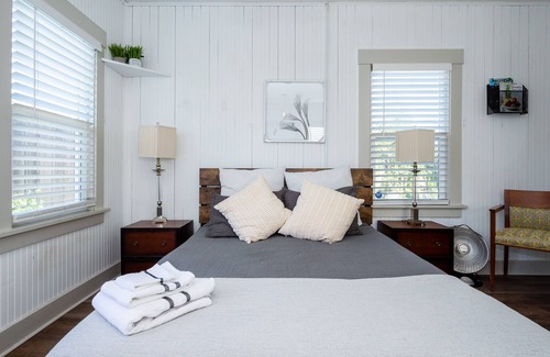 Salinas House | Cozy & Rustic APT w/ All Amenities near Monterey