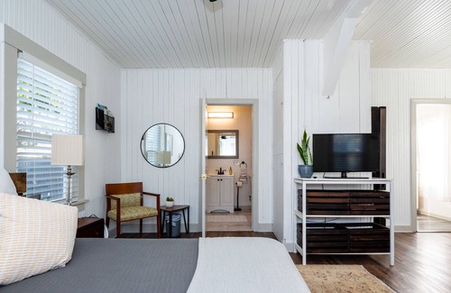 Salinas House | Cozy & Rustic APT w/ All Amenities near Monterey