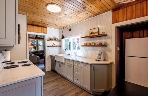 McCall Cabin | Cozy Rustic Mountain Retreat, Pet Friendly
