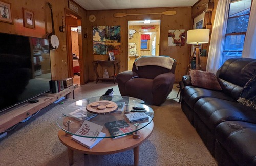 Twin Lakes Cottage | Cozy Rustic Retro Cottage - Pets - Ski - Ice Fish