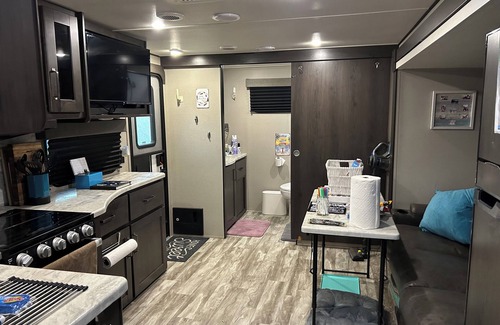 Tropic House | Cozy RV in Beach Art District in Melbourne with AC, WiFi, & Pet-Friendly!