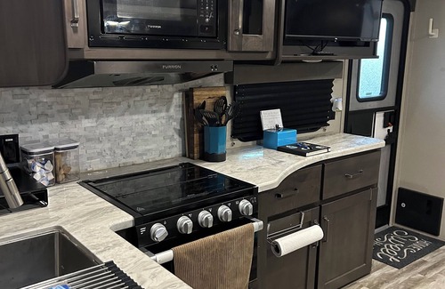 Tropic House | Cozy RV in Beach Art District in Melbourne with AC, WiFi, & Pet-Friendly!