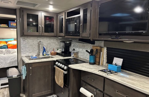 Tropic House | Cozy RV in Beach Art District in Melbourne with AC, WiFi, & Pet-Friendly!
