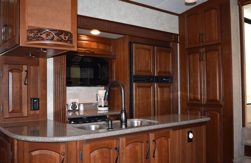 Lake Placid House | Cozy RV in Wonderful Lake Placid with WiFi, AC, fitness room