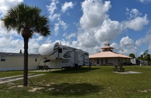 Lake Placid House | Cozy RV in Wonderful Lake Placid with WiFi, AC, fitness room