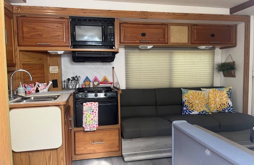 Dunnellon Cabin | Cozy RV In wooded Private space