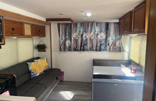 Dunnellon Cabin | Cozy RV In wooded Private space