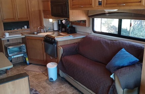 Ramblewoods House | Cozy RV with EcoSpa in charming Tijeras