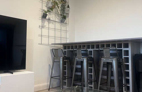 Trafford Apartment | Cozy Sale Apartment Retreat