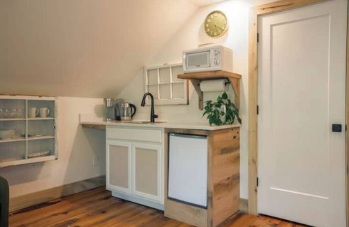 Franklin House | Cozy Sanctuary/Dwtn Franklin Studio w Priv Entry