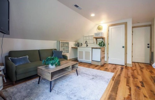 Franklin House | Cozy Sanctuary/Dwtn Franklin Studio w Priv Entry