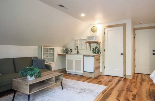 Franklin House | Cozy Sanctuary/Dwtn Franklin Studio w Priv Entry