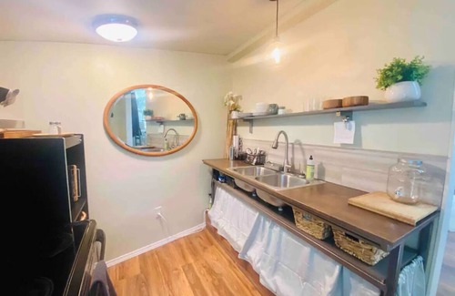 Sandpoint Cottage | Cozy Sandpoint Cottage. Just a short bike to Sandpoint or Dover!n