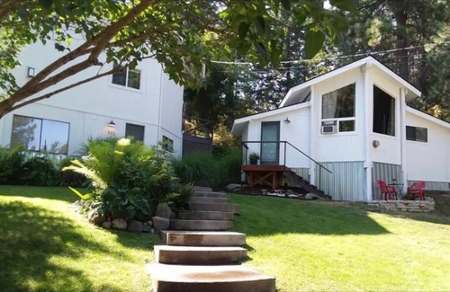 Sandpoint Cottage | Cozy Sandpoint Cottage. Just a short bike to Sandpoint or Dover!n