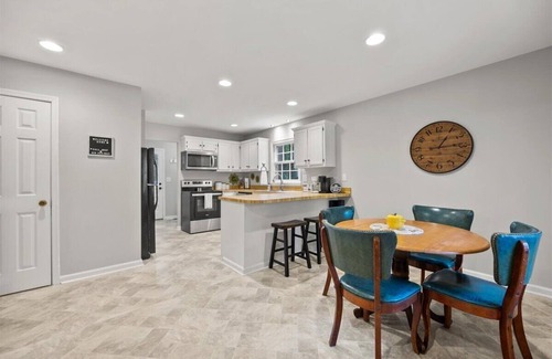 North Raleigh House | Cozy Sawmill Cottage Large Private Yard King Bed