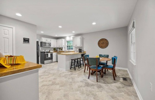 North Raleigh House | Cozy Sawmill Cottage Large Private Yard King Bed