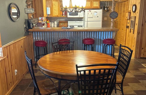 Pottsboro Cabin | Cozy Screened Porch 2-Bdrm Cabin-Lake Access, Near Mill Creek Marina Boat Ramp.