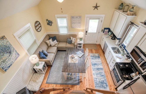 Seabrook Cabin | Cozy Seabrook Cabin- Private Yard & HotTub, Dogs OK, 15min. walk to town & beach