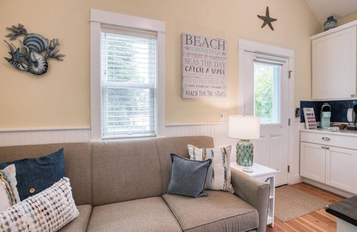 Seabrook Cabin | Cozy Seabrook Cabin- Private Yard & HotTub, Dogs OK, 15min. walk to town & beach