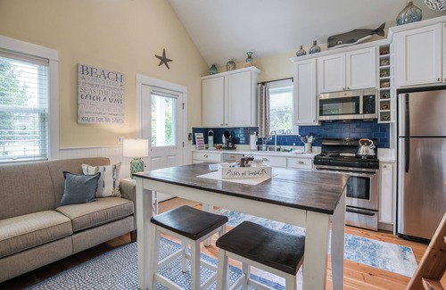 Seabrook Cabin | Cozy Seabrook Cabin- Private Yard & HotTub, Dogs OK, 15min. walk to town & beach